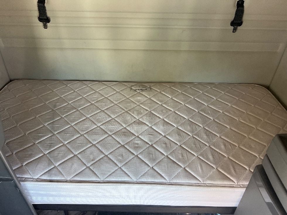 Sleeper Tractor-Heavy Duty Tractors-Volvo-2020-VNR64640-Rochester-NY-599,870\n\t\tmiles-$ 52,250 - Image 17