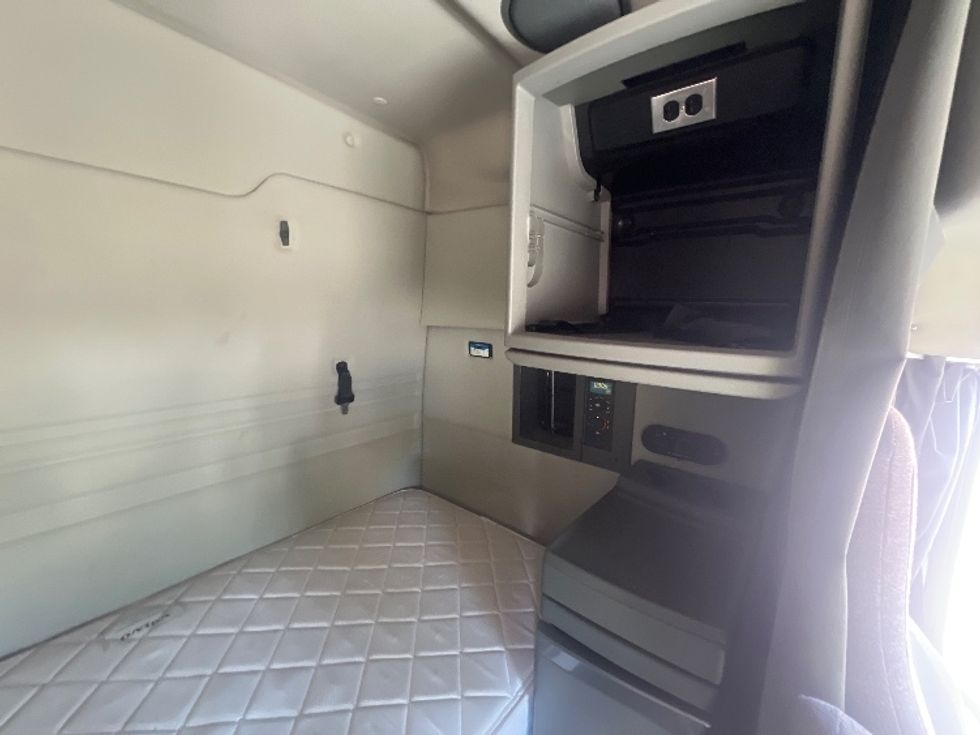 Sleeper Tractor-Heavy Duty Tractors-Volvo-2020-VNR64640-Rochester-NY-599,870\n\t\tmiles-$ 52,250 - Image 18