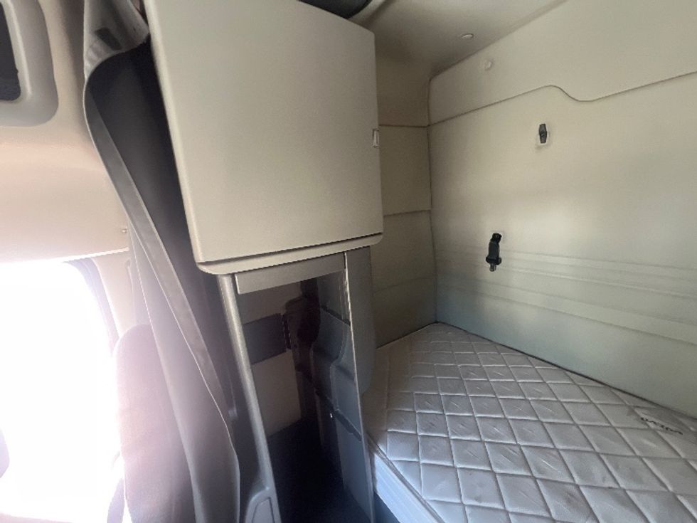 Sleeper Tractor-Heavy Duty Tractors-Volvo-2020-VNR64640-Rochester-NY-599,870\n\t\tmiles-$ 52,250 - Image 19