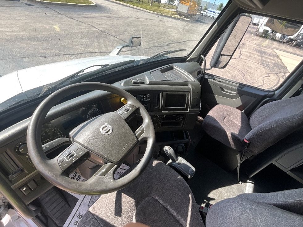 Sleeper Tractor-Heavy Duty Tractors-Volvo-2020-VNR64640-Saint Laurent-PQ-760,878\n\t\tkm-$ 64,750 - Image 10