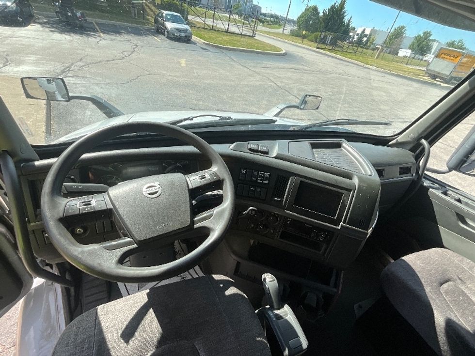 Sleeper Tractor-Heavy Duty Tractors-Volvo-2020-VNR64640-Saint Laurent-PQ-760,878\n\t\tkm-$ 64,750 - Image 11