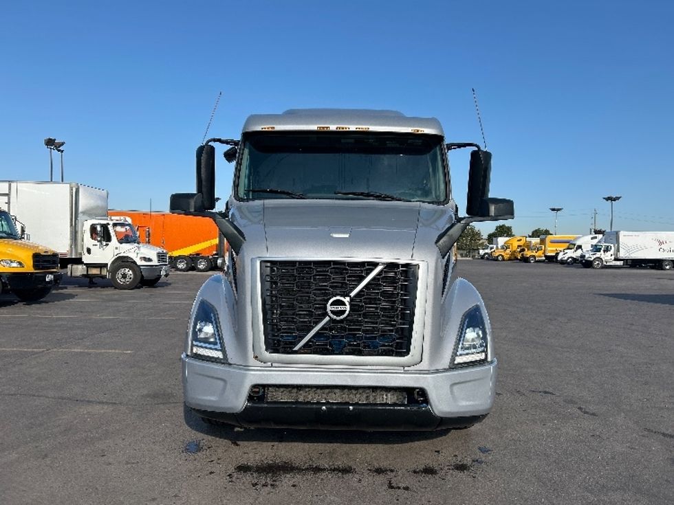 Sleeper Tractor-Heavy Duty Tractors-Volvo-2020-VNR64640-Saint Laurent-PQ-760,878\n\t\tkm-$ 64,750 - Image 2