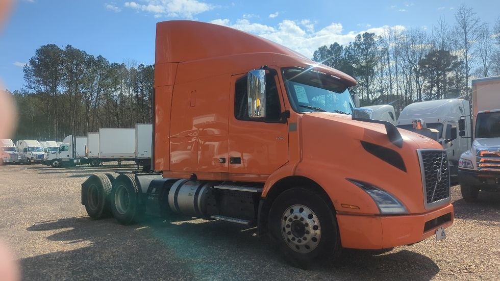 Sleeper Tractor-Heavy Duty Tractors-Volvo-2020-VNR64640-Suwanee-GA-370,519\n\t\tmiles-$ 58,250 - Image 1
