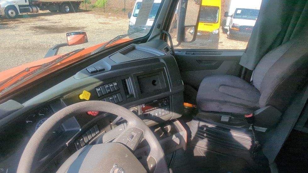 Sleeper Tractor-Heavy Duty Tractors-Volvo-2020-VNR64640-Suwanee-GA-370,519\n\t\tmiles-$ 58,250 - Image 10