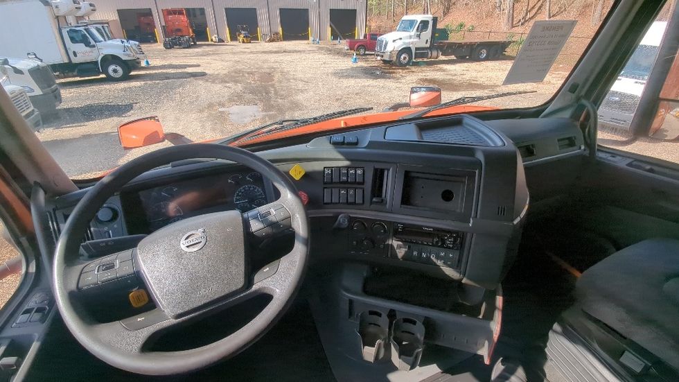 Sleeper Tractor-Heavy Duty Tractors-Volvo-2020-VNR64640-Suwanee-GA-370,519\n\t\tmiles-$ 58,250 - Image 11