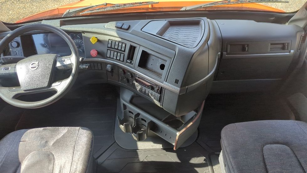 Sleeper Tractor-Heavy Duty Tractors-Volvo-2020-VNR64640-Suwanee-GA-370,519\n\t\tmiles-$ 58,250 - Image 12