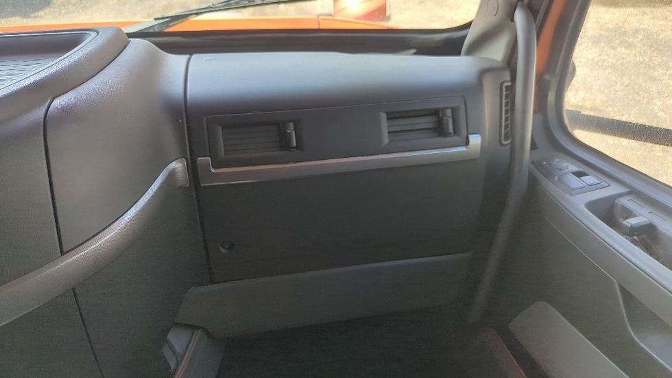 Sleeper Tractor-Heavy Duty Tractors-Volvo-2020-VNR64640-Suwanee-GA-370,519\n\t\tmiles-$ 58,250 - Image 14