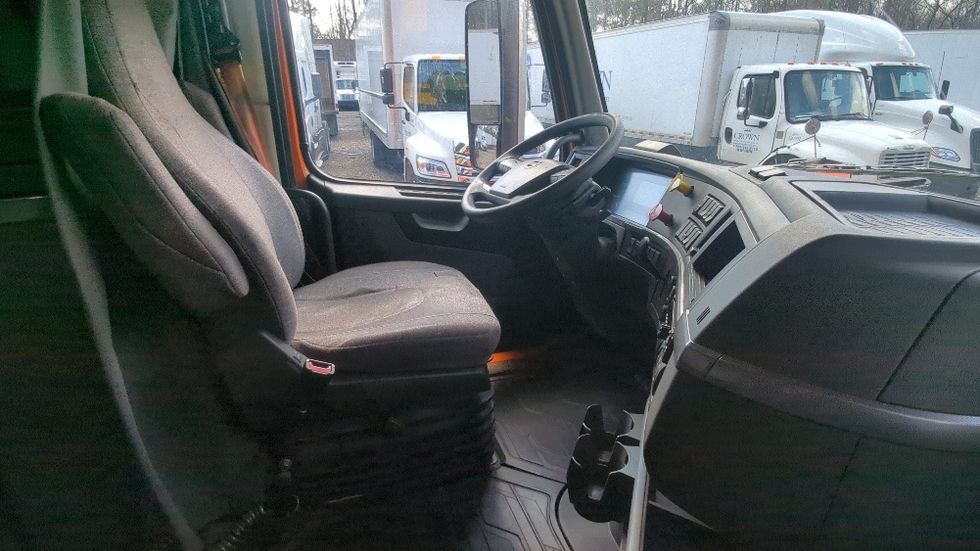 Sleeper Tractor-Heavy Duty Tractors-Volvo-2020-VNR64640-Suwanee-GA-370,519\n\t\tmiles-$ 58,250 - Image 15