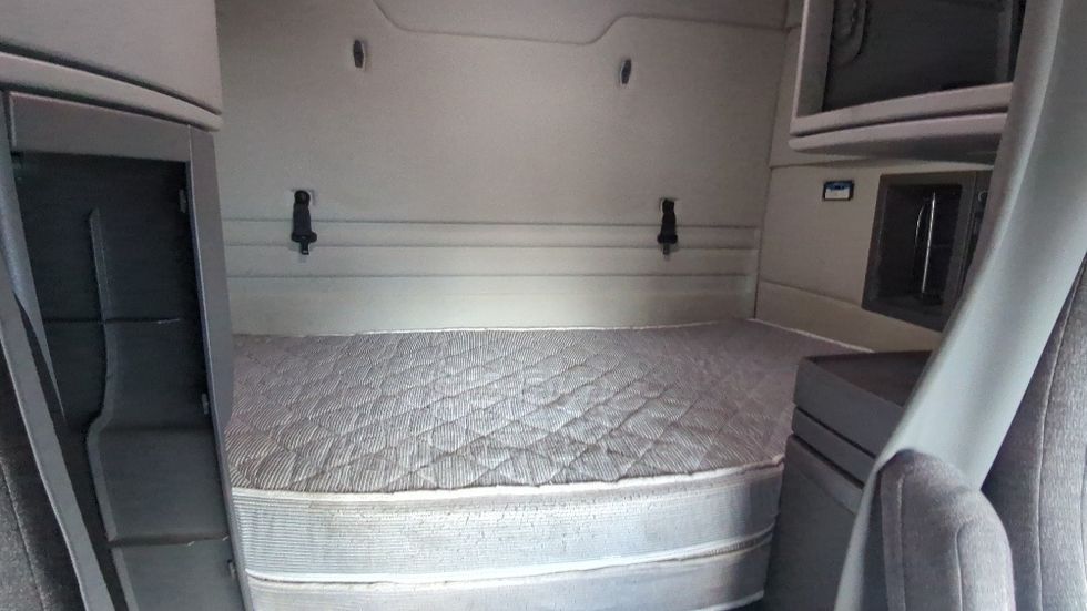 Sleeper Tractor-Heavy Duty Tractors-Volvo-2020-VNR64640-Suwanee-GA-370,519\n\t\tmiles-$ 58,250 - Image 16