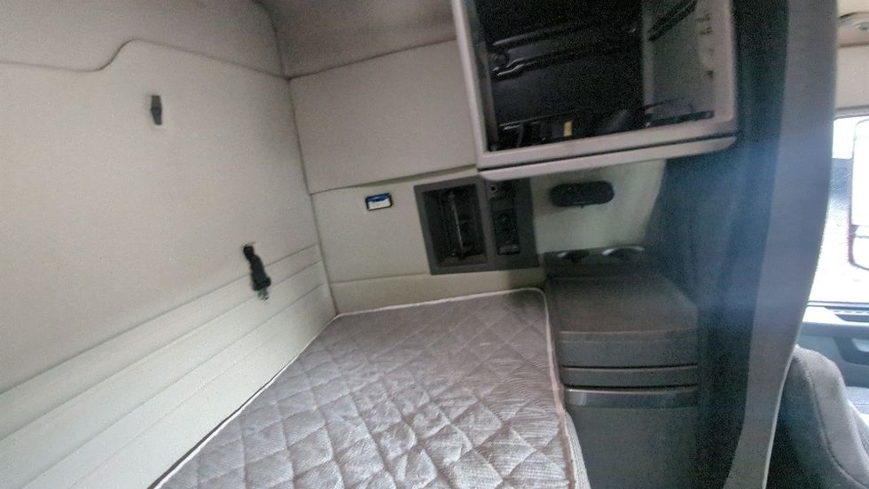 Sleeper Tractor-Heavy Duty Tractors-Volvo-2020-VNR64640-Suwanee-GA-370,519\n\t\tmiles-$ 58,250 - Image 18