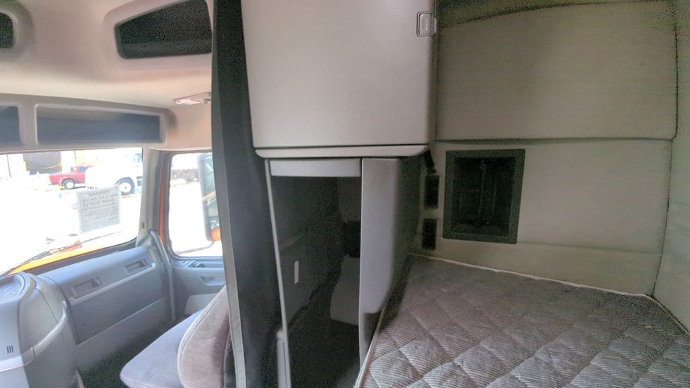 Sleeper Tractor-Heavy Duty Tractors-Volvo-2020-VNR64640-Suwanee-GA-370,519\n\t\tmiles-$ 58,250 - Image 19