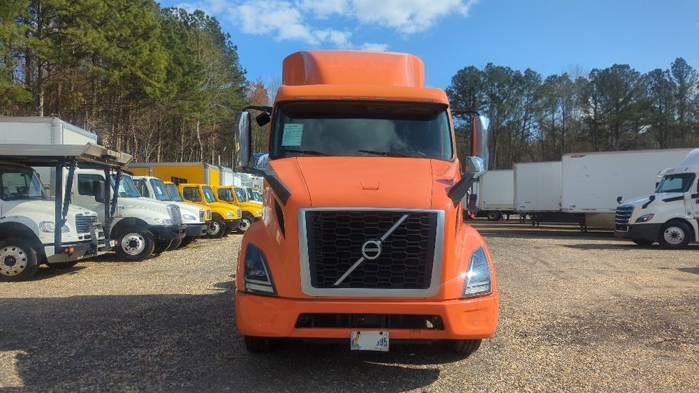 Sleeper Tractor-Heavy Duty Tractors-Volvo-2020-VNR64640-Suwanee-GA-370,519\n\t\tmiles-$ 58,250 - Image 2