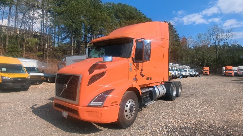 Sleeper Tractor-Heavy Duty Tractors-Volvo-2020-VNR64640-Suwanee-GA-370,519\n\t\tmiles-$ 58,250 - Image 3