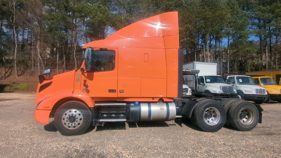Sleeper Tractor-Heavy Duty Tractors-Volvo-2020-VNR64640-Suwanee-GA-370,519\n\t\tmiles-$ 58,250 - Image 4