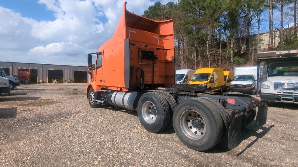 Sleeper Tractor-Heavy Duty Tractors-Volvo-2020-VNR64640-Suwanee-GA-370,519\n\t\tmiles-$ 58,250 - Image 5