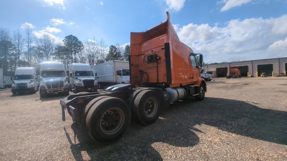 Sleeper Tractor-Heavy Duty Tractors-Volvo-2020-VNR64640-Suwanee-GA-370,519\n\t\tmiles-$ 58,250 - Image 7