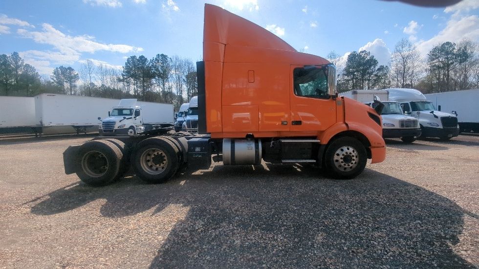 Sleeper Tractor-Heavy Duty Tractors-Volvo-2020-VNR64640-Suwanee-GA-370,519\n\t\tmiles-$ 58,250 - Image 8