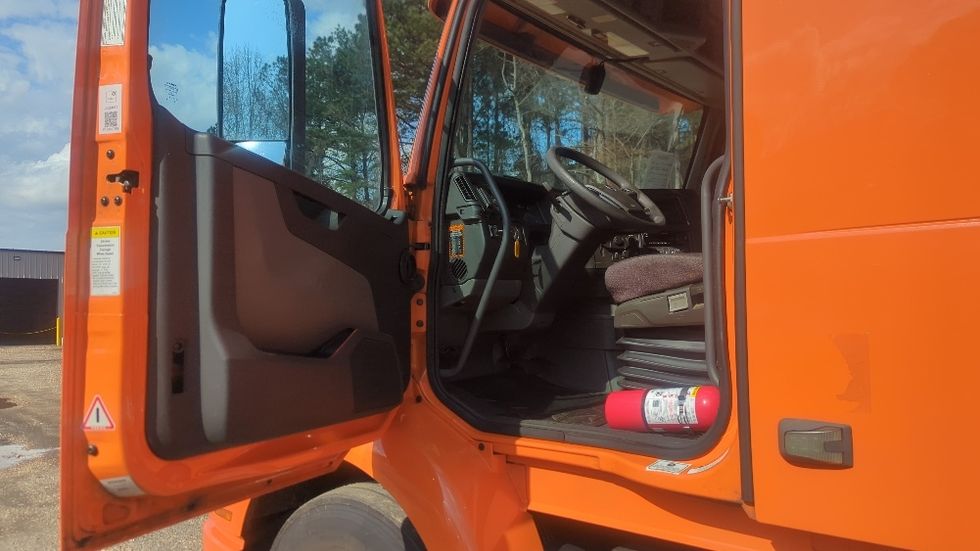 Sleeper Tractor-Heavy Duty Tractors-Volvo-2020-VNR64640-Suwanee-GA-370,519\n\t\tmiles-$ 58,250 - Image 9