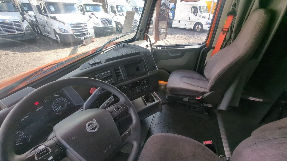 Sleeper Tractor-Heavy Duty Tractors-Volvo-2020-VNR64640-Suwanee-GA-438,627\n\t\tmiles-$ 54,250 - Image 10