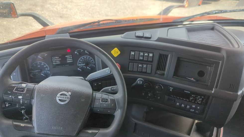 Sleeper Tractor-Heavy Duty Tractors-Volvo-2020-VNR64640-Suwanee-GA-438,627\n\t\tmiles-$ 54,250 - Image 11