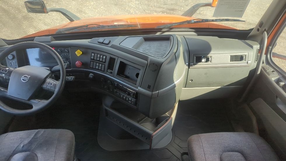 Sleeper Tractor-Heavy Duty Tractors-Volvo-2020-VNR64640-Suwanee-GA-438,627\n\t\tmiles-$ 54,250 - Image 12