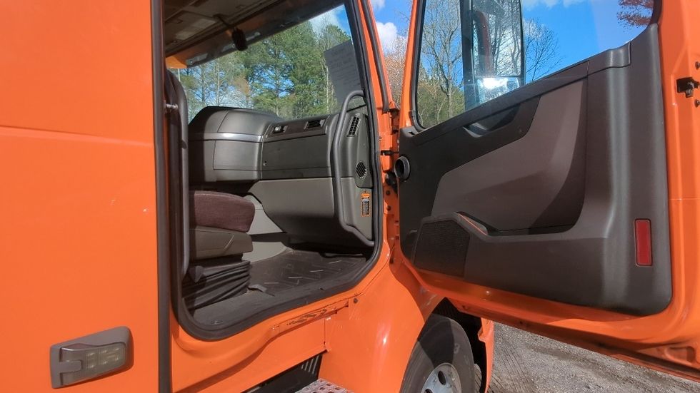 Sleeper Tractor-Heavy Duty Tractors-Volvo-2020-VNR64640-Suwanee-GA-438,627\n\t\tmiles-$ 54,250 - Image 13