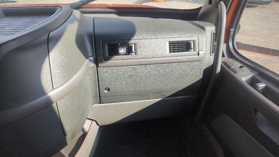 Sleeper Tractor-Heavy Duty Tractors-Volvo-2020-VNR64640-Suwanee-GA-438,627\n\t\tmiles-$ 54,250 - Image 14