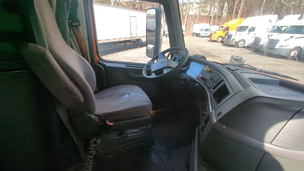 Sleeper Tractor-Heavy Duty Tractors-Volvo-2020-VNR64640-Suwanee-GA-438,627\n\t\tmiles-$ 54,250 - Image 15