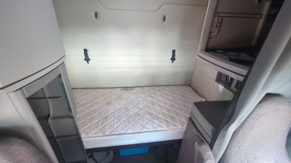 Sleeper Tractor-Heavy Duty Tractors-Volvo-2020-VNR64640-Suwanee-GA-438,627\n\t\tmiles-$ 54,250 - Image 16