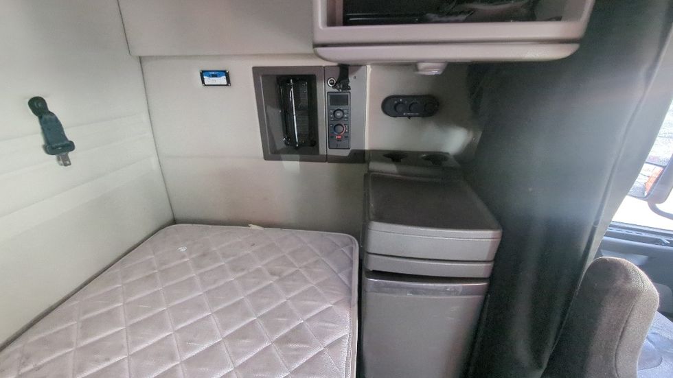 Sleeper Tractor-Heavy Duty Tractors-Volvo-2020-VNR64640-Suwanee-GA-438,627\n\t\tmiles-$ 54,250 - Image 18