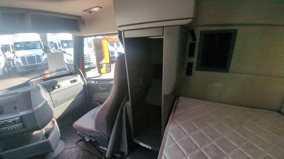 Sleeper Tractor-Heavy Duty Tractors-Volvo-2020-VNR64640-Suwanee-GA-438,627\n\t\tmiles-$ 54,250 - Image 19