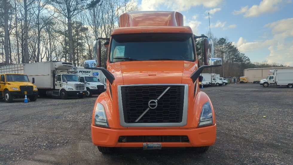 Sleeper Tractor-Heavy Duty Tractors-Volvo-2020-VNR64640-Suwanee-GA-438,627\n\t\tmiles-$ 54,250 - Image 2