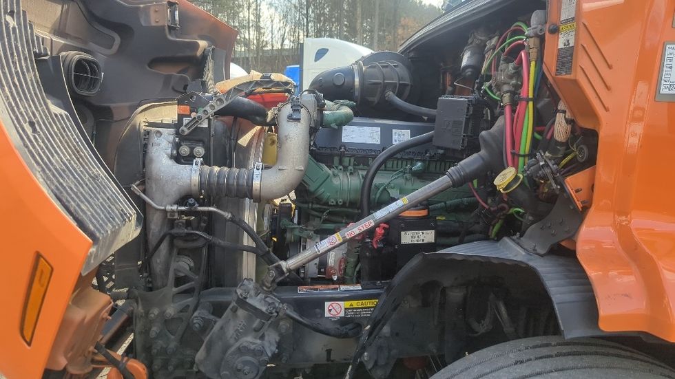 Sleeper Tractor-Heavy Duty Tractors-Volvo-2020-VNR64640-Suwanee-GA-438,627\n\t\tmiles-$ 54,250 - Image 21