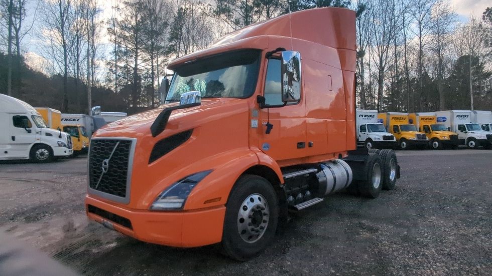 Sleeper Tractor-Heavy Duty Tractors-Volvo-2020-VNR64640-Suwanee-GA-438,627\n\t\tmiles-$ 54,250 - Image 3