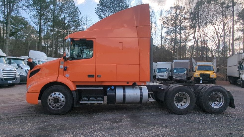 Sleeper Tractor-Heavy Duty Tractors-Volvo-2020-VNR64640-Suwanee-GA-438,627\n\t\tmiles-$ 54,250 - Image 4