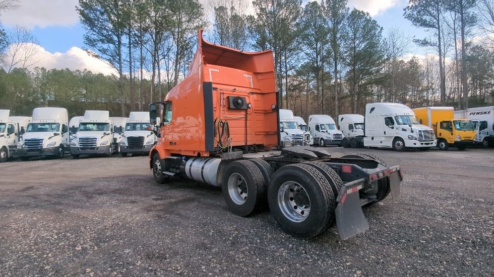 Sleeper Tractor-Heavy Duty Tractors-Volvo-2020-VNR64640-Suwanee-GA-438,627\n\t\tmiles-$ 54,250 - Image 5