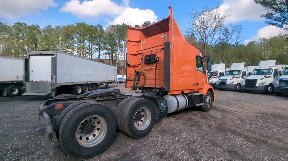 Sleeper Tractor-Heavy Duty Tractors-Volvo-2020-VNR64640-Suwanee-GA-438,627\n\t\tmiles-$ 54,250 - Image 7