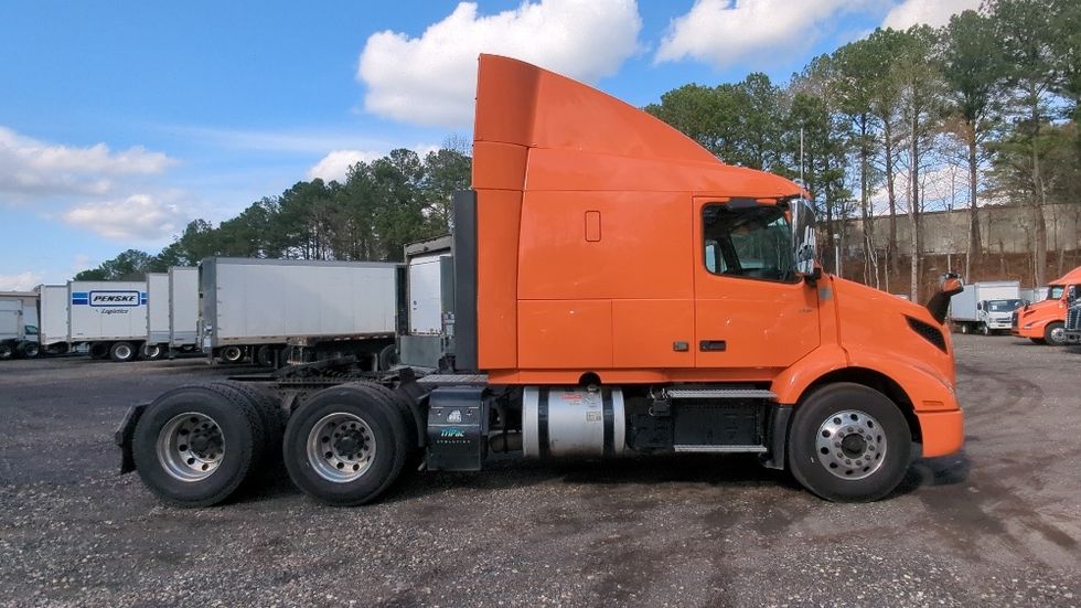 Sleeper Tractor-Heavy Duty Tractors-Volvo-2020-VNR64640-Suwanee-GA-438,627\n\t\tmiles-$ 54,250 - Image 8