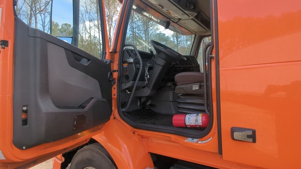 Sleeper Tractor-Heavy Duty Tractors-Volvo-2020-VNR64640-Suwanee-GA-438,627\n\t\tmiles-$ 54,250 - Image 9