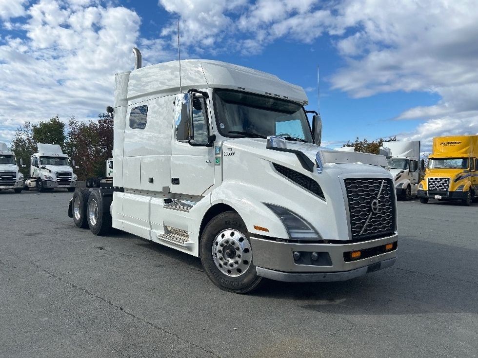 Sleeper Tractor-Heavy Duty Tractors-Volvo-2021-VNL64740-Dartmouth-NS-735,862\n\t\tkm-$ 86,250 - Image 1