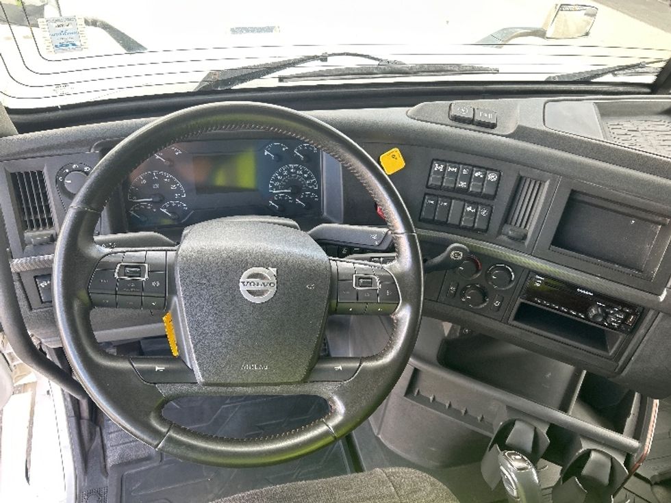 Sleeper Tractor-Heavy Duty Tractors-Volvo-2021-VNL64740-Dartmouth-NS-735,862\n\t\tkm-$ 86,250 - Image 11