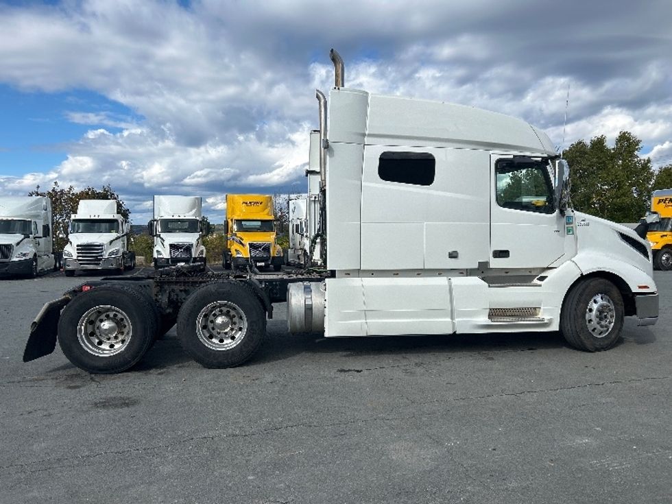 Sleeper Tractor-Heavy Duty Tractors-Volvo-2021-VNL64740-Dartmouth-NS-735,862\n\t\tkm-$ 86,250 - Image 8
