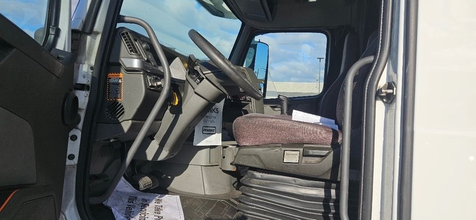 Sleeper Tractor-Heavy Duty Tractors-Volvo-2021-VNL64740-Linden-NJ-408,080\n\t\tmiles-$ 61,000 - Image 10