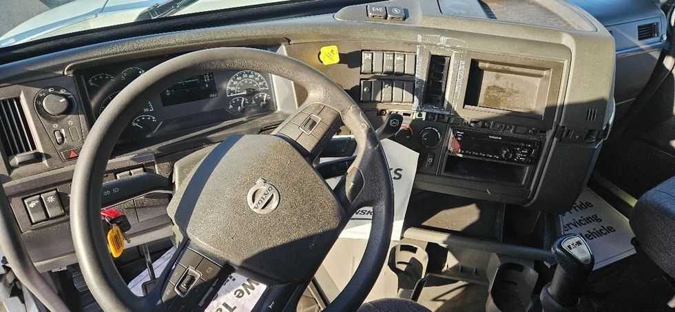 Sleeper Tractor-Heavy Duty Tractors-Volvo-2021-VNL64740-Linden-NJ-408,080\n\t\tmiles-$ 61,000 - Image 11