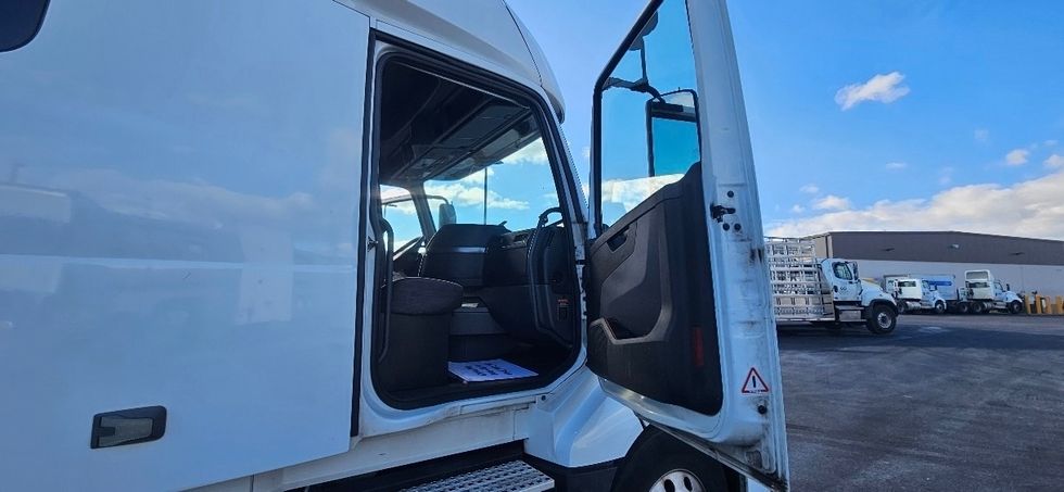 Sleeper Tractor-Heavy Duty Tractors-Volvo-2021-VNL64740-Linden-NJ-408,080\n\t\tmiles-$ 61,000 - Image 13