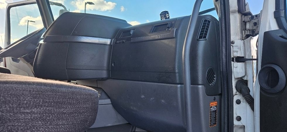 Sleeper Tractor-Heavy Duty Tractors-Volvo-2021-VNL64740-Linden-NJ-408,080\n\t\tmiles-$ 61,000 - Image 14