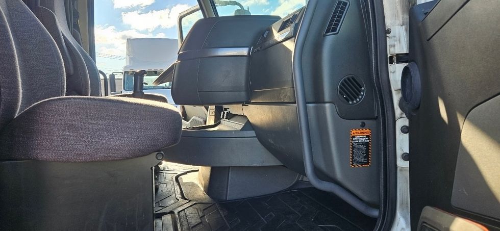 Sleeper Tractor-Heavy Duty Tractors-Volvo-2021-VNL64740-Linden-NJ-408,080\n\t\tmiles-$ 61,000 - Image 15