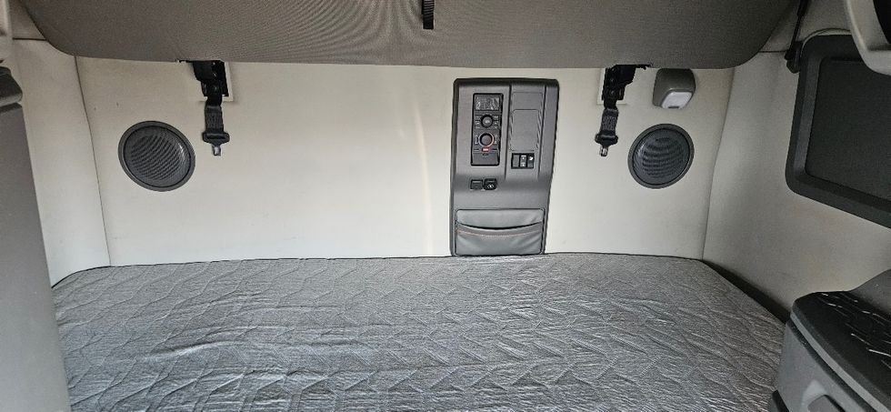 Sleeper Tractor-Heavy Duty Tractors-Volvo-2021-VNL64740-Linden-NJ-408,080\n\t\tmiles-$ 61,000 - Image 16