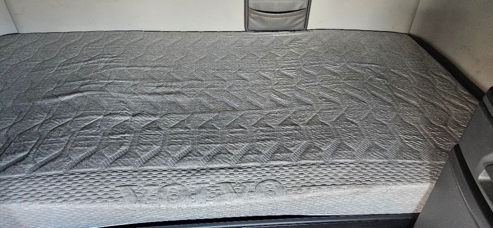 Sleeper Tractor-Heavy Duty Tractors-Volvo-2021-VNL64740-Linden-NJ-408,080\n\t\tmiles-$ 61,000 - Image 17