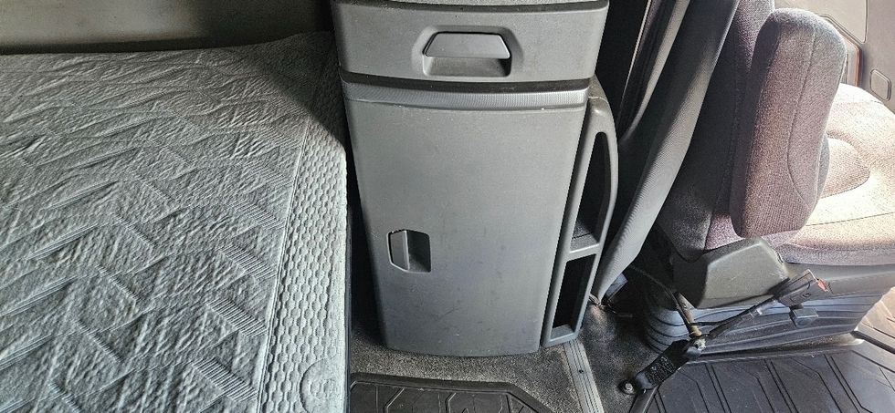 Sleeper Tractor-Heavy Duty Tractors-Volvo-2021-VNL64740-Linden-NJ-408,080\n\t\tmiles-$ 61,000 - Image 18